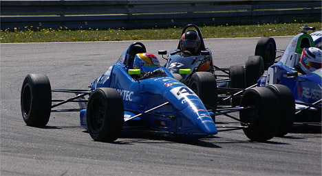 Jacob Nørtofts bremse satte ud på grund af luft i bremsen netop som han havde overhalet Jesper Egebart og havde udsigt til sin første sejr i Formel Ford. (Foto: Sven Lautrup)
